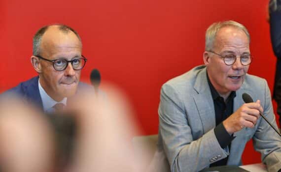 Friedrich Merz und SPD-Fraktionschef Matthias Miersch im Archivfoto vor politischem Hintergrund.