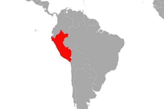 Absturz eines Kleinflugzeugs über den Nazca-Linien in Peru; Feuer und Rettungsversuche nach dem Unglück.