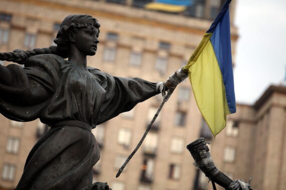 Flagge der Ukraine im Archiv: russische Angriffe auf Kiew, Tote und Verletzte, zerstörte zivile Infrastruktur.