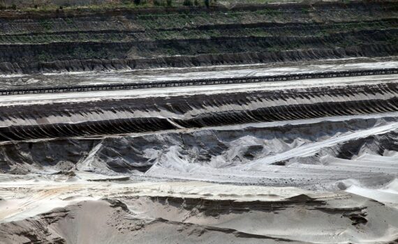 Tagebau Hambach (Archiv) vor Braunkohleausstieg: NRW-Evaluierungsbericht verzögert, wegen Gas-Kraftwerks-Ausschreibungen.
