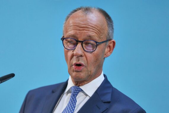 Friedrich Merz im Archivfoto, Politiker im Fokus; Christoph Ahlhaus fordert mehr Führung.