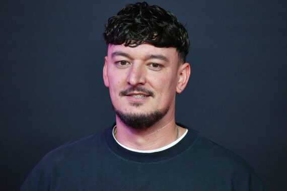 Rapper Montez vor Kulisse, Hinweis „offizielle deutsche Album-Charts“ mit Platz 1.