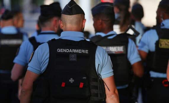 Schweizer Polizei-Archivfoto: Polizeiwagen und Absperrungen nach tödlichen Schüssen bei Techno-Party in Aarau.