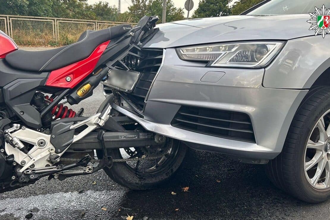 Motorradfahrer bei Unfall auf Mülheimer Straße in Oberhausen leicht verletzt
