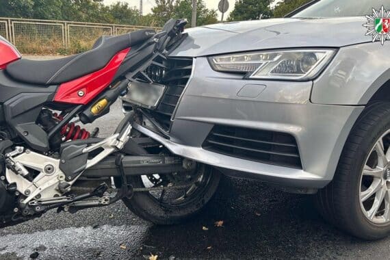 Motorrad kollidiert mit Pkw an Ampel in Oberhausen; Einsatzkräfte, Motorradfahrer leicht verletzt (Archivfoto).