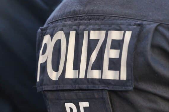 Motorradfahrer nach Unfall: Polizei-Archivfoto, Rettungswagen und verletzter 71-Jähriger im Hintergrund.