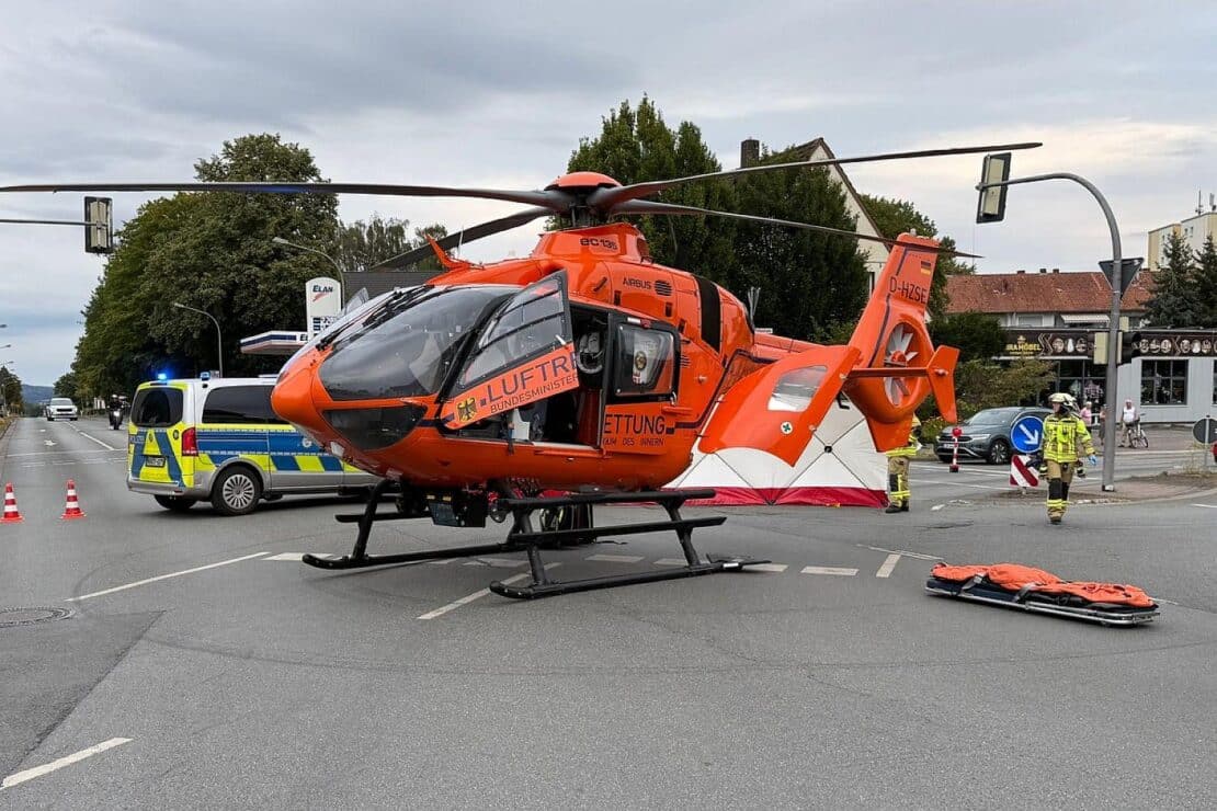 Motorradfahrer und Sozius bei Unfall in Lage verletzt