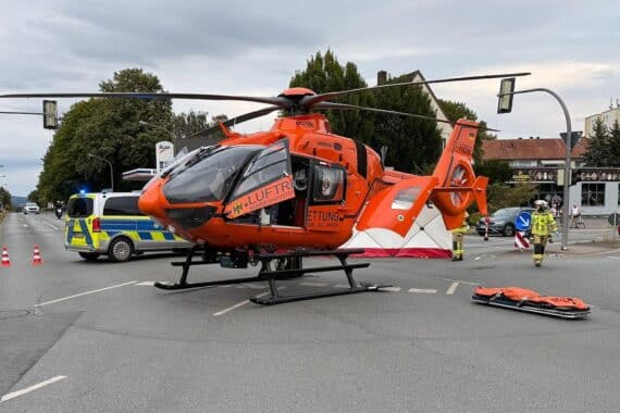 Motorrad kollidiert mit PKW auf der Lemgoer Straße; Feuerwehr sichert Unfallstelle, Verletzte werden versorgt.
