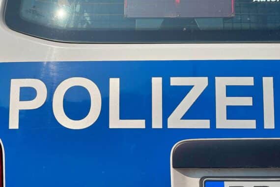 Polizeiarrest: Beamte halten einen mutmaßlichen Einbrecher in Bremerhaven (Archivfoto).