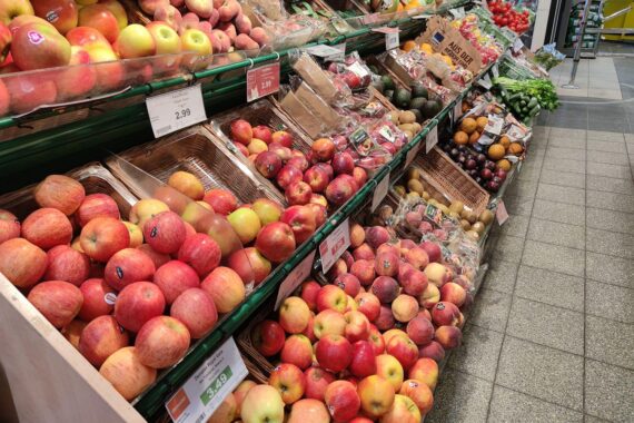 Obst im Supermarkt: Äpfel, Bananen und Erdbeeren in Regalen (Archivfoto).
