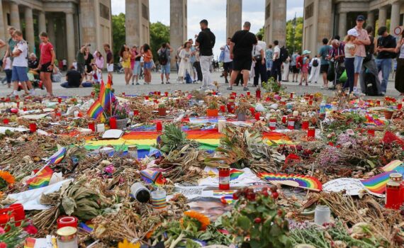Trauernde Menschen und Berliner CSD-Gedenkstimmung nach dem islamistischen Anschlag am 02.08.2026.