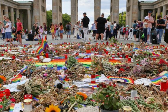 Trauernde Menschen und Berliner CSD-Gedenkstimmung nach dem islamistischen Anschlag am 02.08.2026.