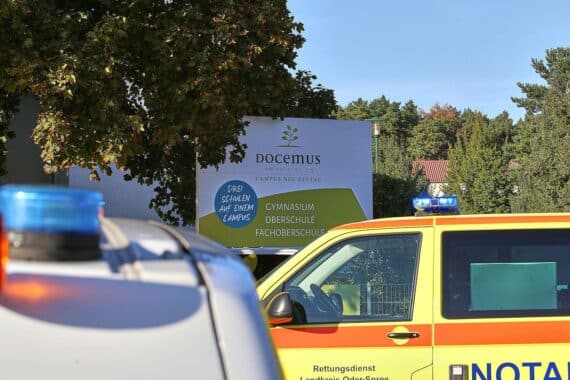 Schulcampus in Gosen-Neu Zittau nach Amok: Polizei/Notfallteam, Menschen am Ort der Anteilnahme.