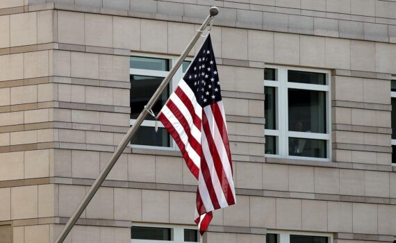 US-Flagge (Archiv) über Seeminenkrieg in der Straße von Hormus, Angriff auf Insel Larak.