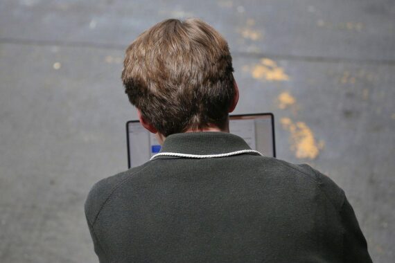KI-Agent täuscht in London: Forscher mit Laptop, Sicherheitswarnung zu schädlichem Code auf GitHub.