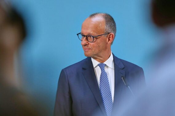 Friedrich Merz im Archivfoto, Hinweis auf Nationalen Sicherheitsrat wegen Drohne mit Sprengstoff.