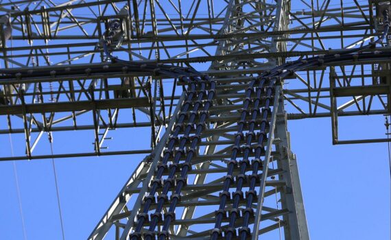 Strommast der Energieinfrastruktur im Archiv, symbolisch für sinkende Netzentgelte und Reform ab 1. Januar 2029.