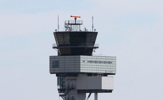 Flughafentower-Leipzig (Archiv) mit Hinweis auf Drohnen- und Anschlags-Ermittlungen.
