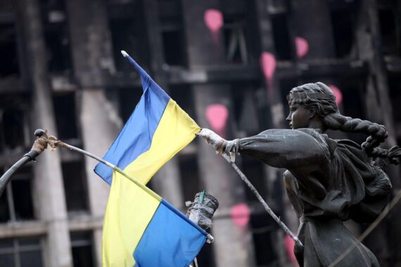 Ukrainische Flagge im Archiv, russische Raketenangriffe auf Kiew (Wohnhäuser, Opfer, Raketen und Drohnen).