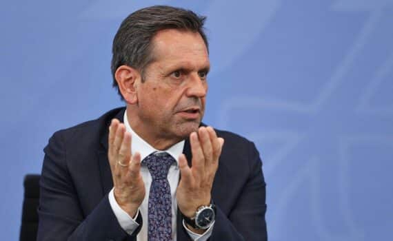 Olaf Lies spricht sich für Rente mit 63 aus und betont Gerechtigkeit und Lebensleistung.