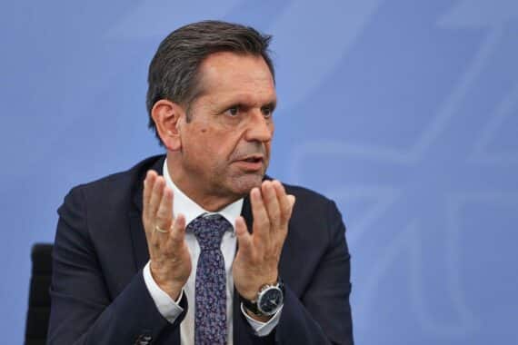 Olaf Lies spricht sich für Rente mit 63 aus und betont Gerechtigkeit und Lebensleistung.