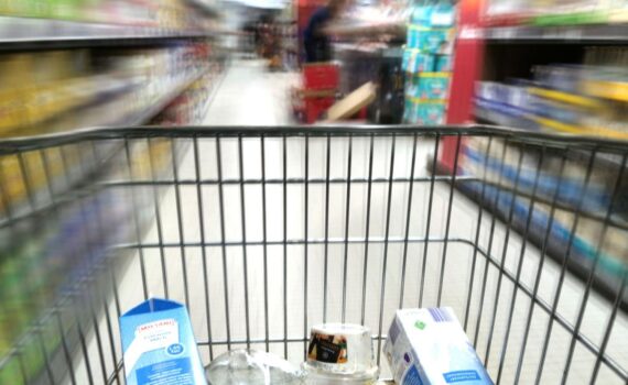 Supermarkt-Regal (Archivfoto): Ökonom Moritz Schularick fordert Mehrwertsteuer-Erhöhung für Entlastung.