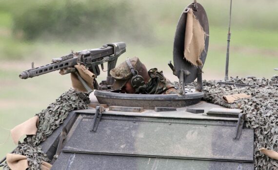 Bundeswehr-Panzer im Archiv – Kritik an Pistorius' Beschaffungspolitik und Forderung nach zentralem Koordinator.