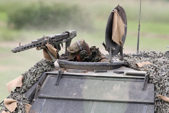Bundeswehr-Panzer im Archiv – Kritik an Pistorius’ Beschaffungspolitik und Forderung nach zentralem Koordinator.