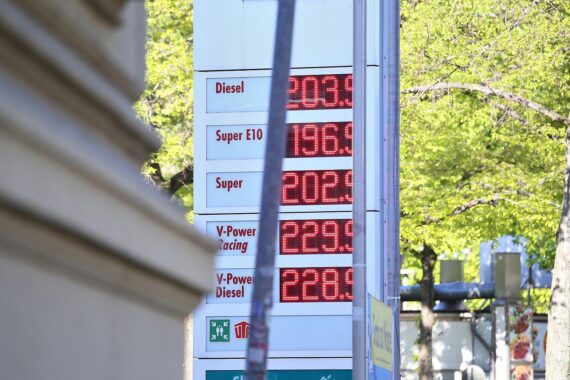 Tankstelle am Rhein bei Niedrigwasser: mögliche Treibstoffknappheit und steigende Benzin- und Dieselpreise.