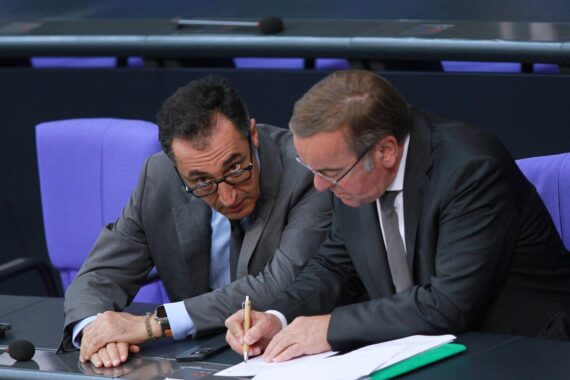 Cem Özdemir und Boris Pistorius (Archivfoto) im politischen Kontext zu AfD-Verbotsantrag.