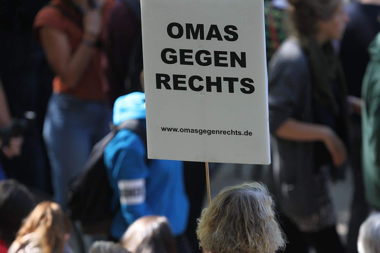 Omas gegen Rechts stellen in Halle Buch „Unsere Töchter die Nazinen“ vor