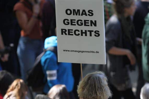 Seniorinnen mit Plakat „Omas gegen Rechts“, Buchlesung in Halle (Saale) – SPD-Zentrale; Foto: Archiv.
