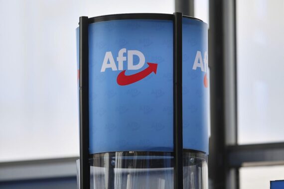 AfD-Logo vor Hintergrund Ostdeutschland und Chemieindustrie; Wirtschaftliche Sorge durch mögliche AfD-Regierung.