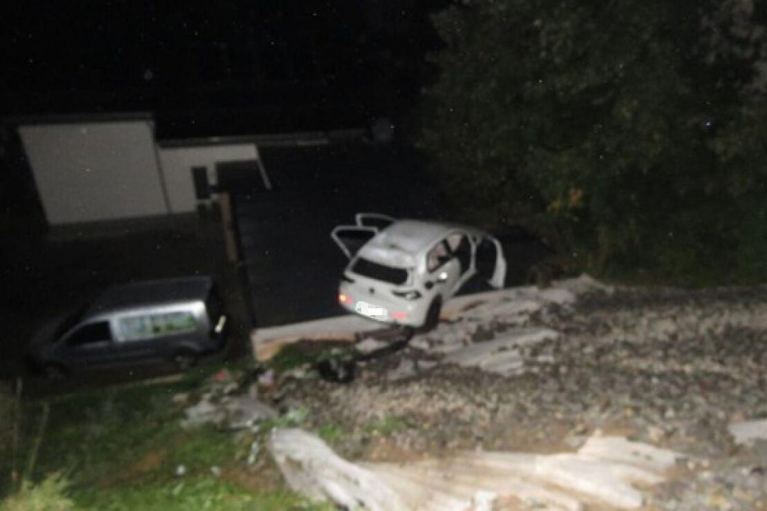 Pkw landet nach Unfall auf Garagendach in Kierspe