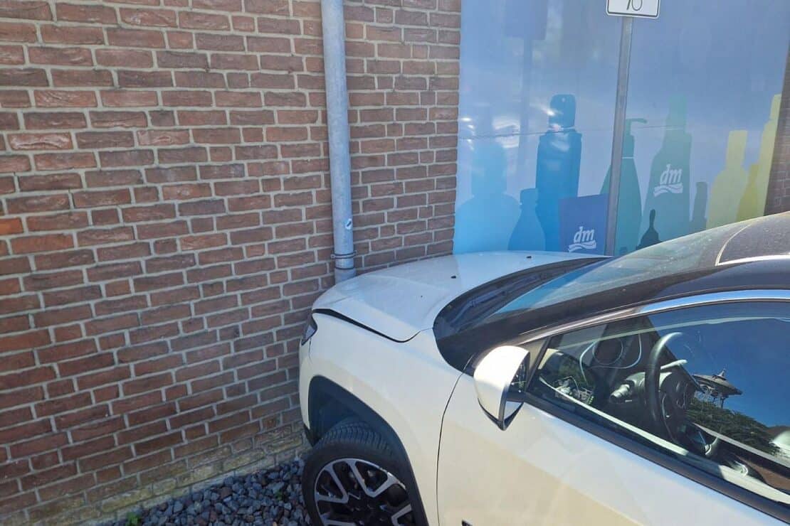 Pkw prallt in Meerbusch gegen Hauswand eines Drogeriemarkts