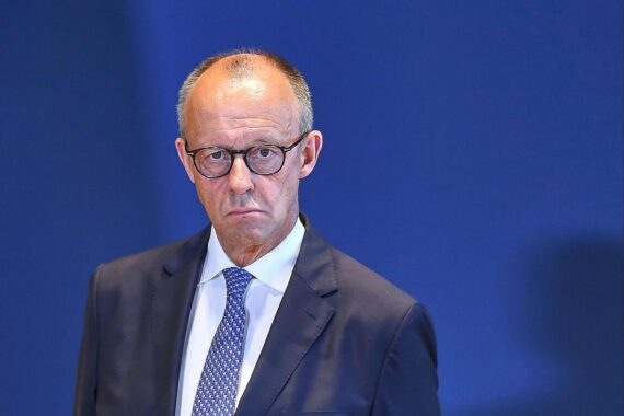Friedrich Merz im Porträt, mit kritischem CDU-Parteiumfeld im Hintergrund, Kanzlerschaft im Fokus.