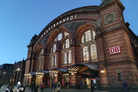 Polizeikontrolle am Bremer Hauptbahnhof: beschlagnahmte Messer und Drogen (Ecstasy, Cannabis, Heroin, Kokain).