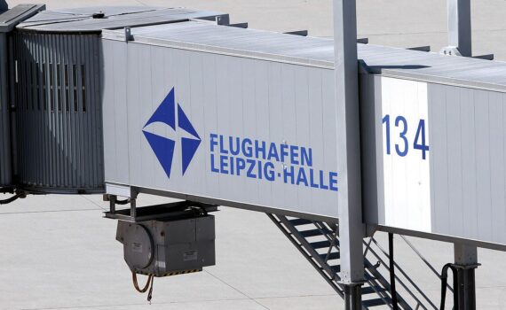 Flughafen Leipzig/Halle (Archiv): Drohne mit Sprengvorrichtung im Sicherheitsbereich nahe Start-/Landebahn.