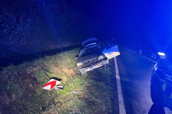 Auto im Graben, Polizei überwacht Fund nach Flucht durch Maisfeld bei Nottuln.