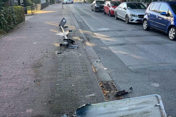 Umgeknickte Straßenlaterne und beschädigte Verkehrszeichen (Archiv) in Hamm-Mitte nach Unfall.
