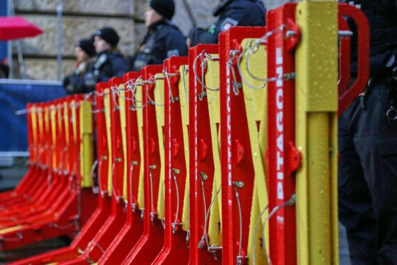 Polizeiabsperrung im Saarbrücken Ludwigsparkstadion: Sperrmaßnahmen und Verkehrsstörungen zum Spiel 1. FC Saarbrücken vs. RWE.