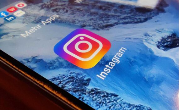 Smartphone mit Instagram-Logo im Archiv; Fokus auf Mindestalter für soziale Medien und Kinderschutz.