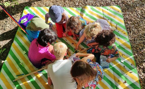 Karin Prien im Kita-Gesprächssetting, Kinder im Hintergrund (Archivfoto), Fokus auf frühkindliche Bildung und Gesetz.