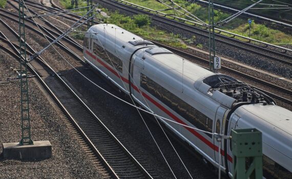 ICE-Zug auf Bahnstrecke (Archivfoto), Zusammenhang mit Debatte über Zugpünktlichkeit und Boni.
