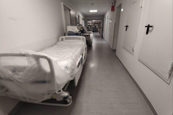 Krankenhausgebäude (Archivfoto) bei Hitzeperioden, mit Bezug auf hitzebedingte Todesfälle.
