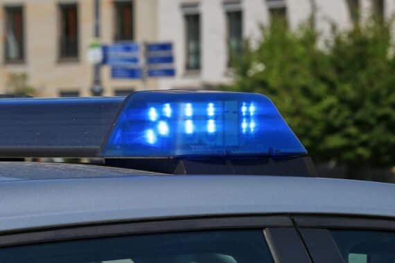 Polizeifoto: Unfallstelle, Polizei-Archiv, Rettungshubschrauber-Szene; Radfahrer kollidiert mit Audi.