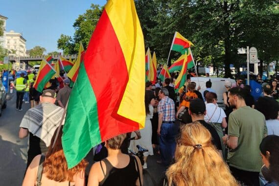 Kurden-Demo im Archiv: Protestierende mit Plakaten, im Hintergrund Bodo Ramelow bei Debatte über Amnestie.