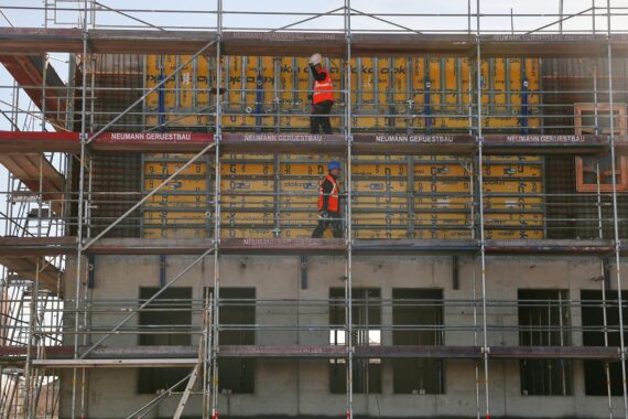 Bauarbeiter auf Baustelle (Archiv) als Symbol für steigende Löhne und Verdienste in Deutschland.