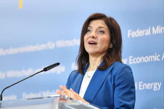 Bundeswirtschaftsministerin Katherina Reiche fordert dauerhaft niedrigere Lohnnebenkosten, flexibles Arbeitsrecht und mehr Kapital für Mittelstand.