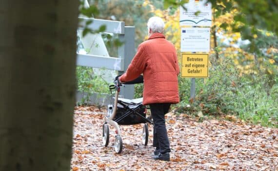 Seniorin im Archiv, über die Reichinnek spricht: Kritik an Rentenerhöhung und früherem Ruhestand.